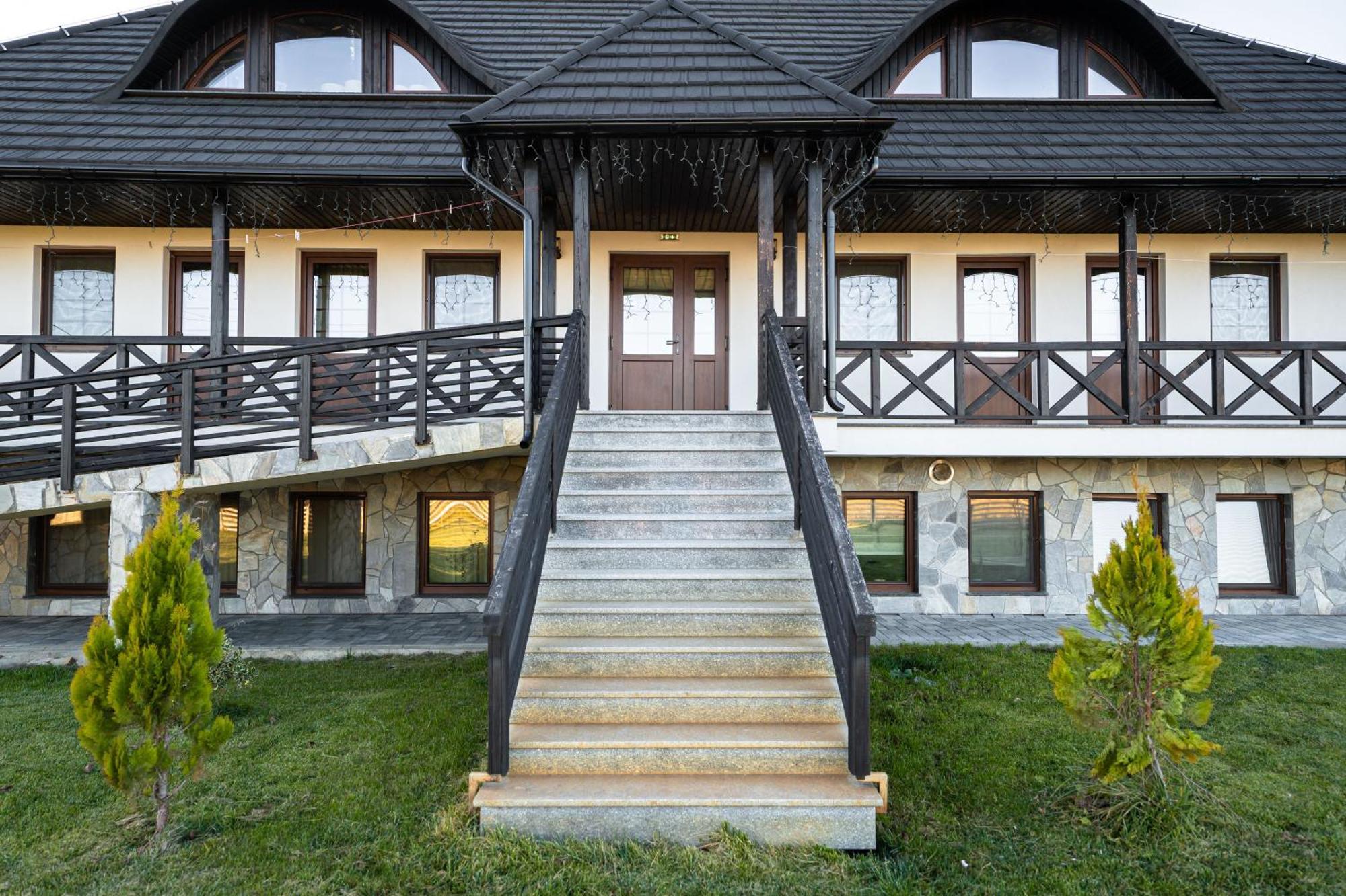 Casa Andra Hotel Siret ภายนอก รูปภาพ
